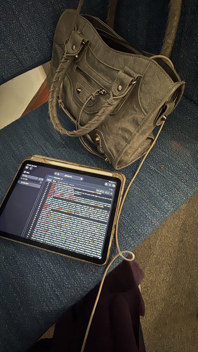 lowkeyonline1's tweet photo. just casually coding a whole website😮‍💨 https://t.co/hv4ZTMNrKD