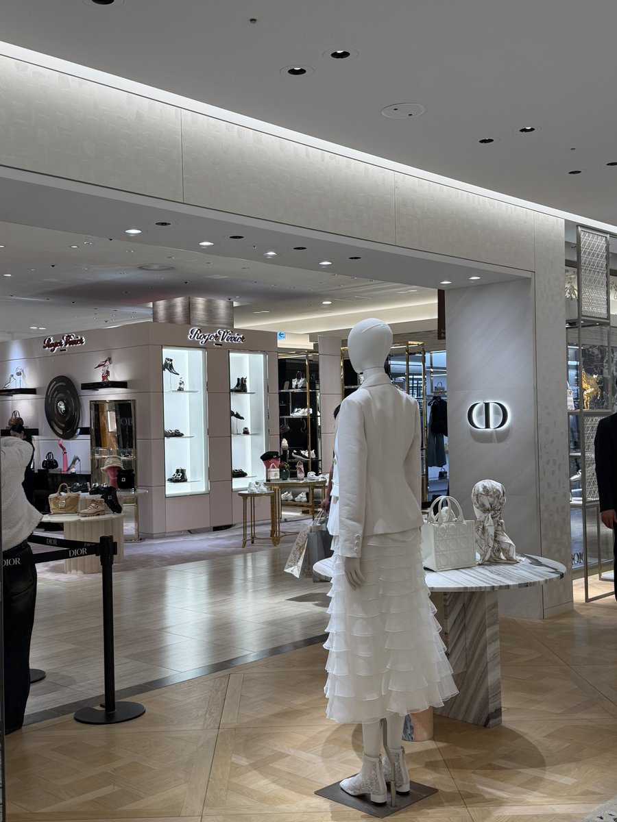 runrun_4242's tweet photo. เชียร์ dior ที่ญี่ปุ่นอีกเสียงคับ ถูกกว่า 🇹🇭 เกินครึ่ง อย่างคู่นี้เราได้มา 13xxx บาท (guest card + tax free) ที่ไทย 22,000 บาท 

📍พิกัด Hankyu umeda osaka fl.5 นะคะ (fl.2 จะเป็น dior beauty)

SA พูดจาดี แนะนำดี ยืนรอเราเลือกได้แบบไม่กดดัน https://t.co/0HWZ8hRDTE