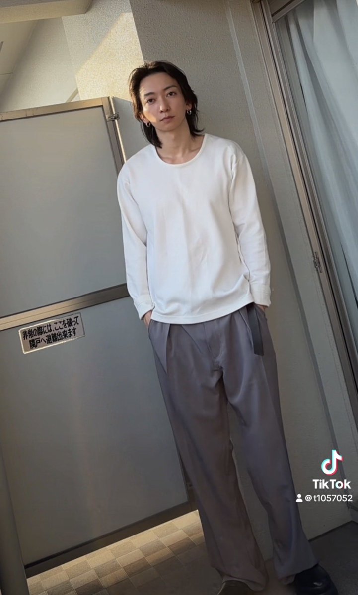 nember_official's tweet photo. ロンTにスラックス、革靴が程よいです。

#nember https://t.co/qalSwxYAQT