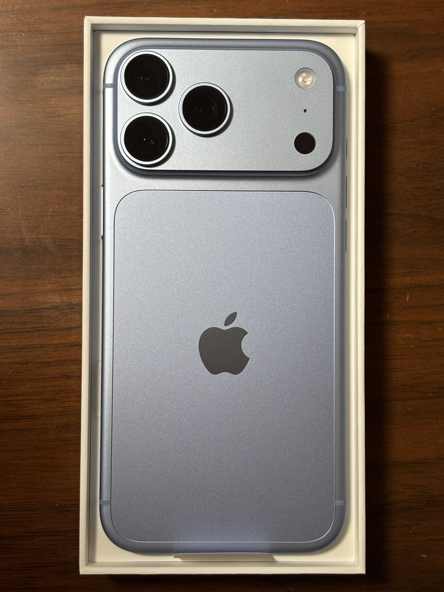nayonayotter's tweet photo. iPhone18 PRO MAXがきた〜
iPhone18コアモデルが発売されると思っていたら発売されず
半年待っているうちに発売と共に値上げになったらショックなので、もう値上げになることを見越して最上位機種を選びました
けど百均にケースが売ってない。。。
#iPhone18
#PROMAX
#グレイシャー
#ケース https://t.co/XJLjFLpbIz