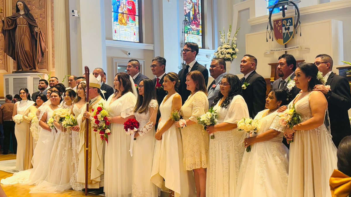 CedarsAndSaints's tweet photo. 😳 — WOW!! THEY EXPECTED 15 COUPLES. 102 SIGNED UP. 🇺🇸

A California diocese launched a small program helping civilly married couples prepare for marriage in the Catholic Church.

The response forced organizers to arrange multiple celebrations. Dozens have already celebrated the sacrament.

Sometimes people are waiting for someone to invite them home. ✝️