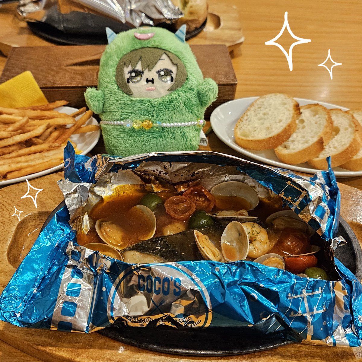 mgmg_oss's tweet photo. MEZZO"のアクアパッツァ美味しかった🩵💜✨
具材は勿論のことスープの一滴も残したくなくてバゲットひたひたに染み込ませて食べちゃったΨ( 'ч' ☆)
第2弾ピタゴラメニュー期間は残念ながら行けなかったけどフラウェとMEZZO"を堪能できて大満足( ˇωˇ )
ココスさん最��のコラボありがとうございました🌈 https://t.co/3qpEGH1tuh