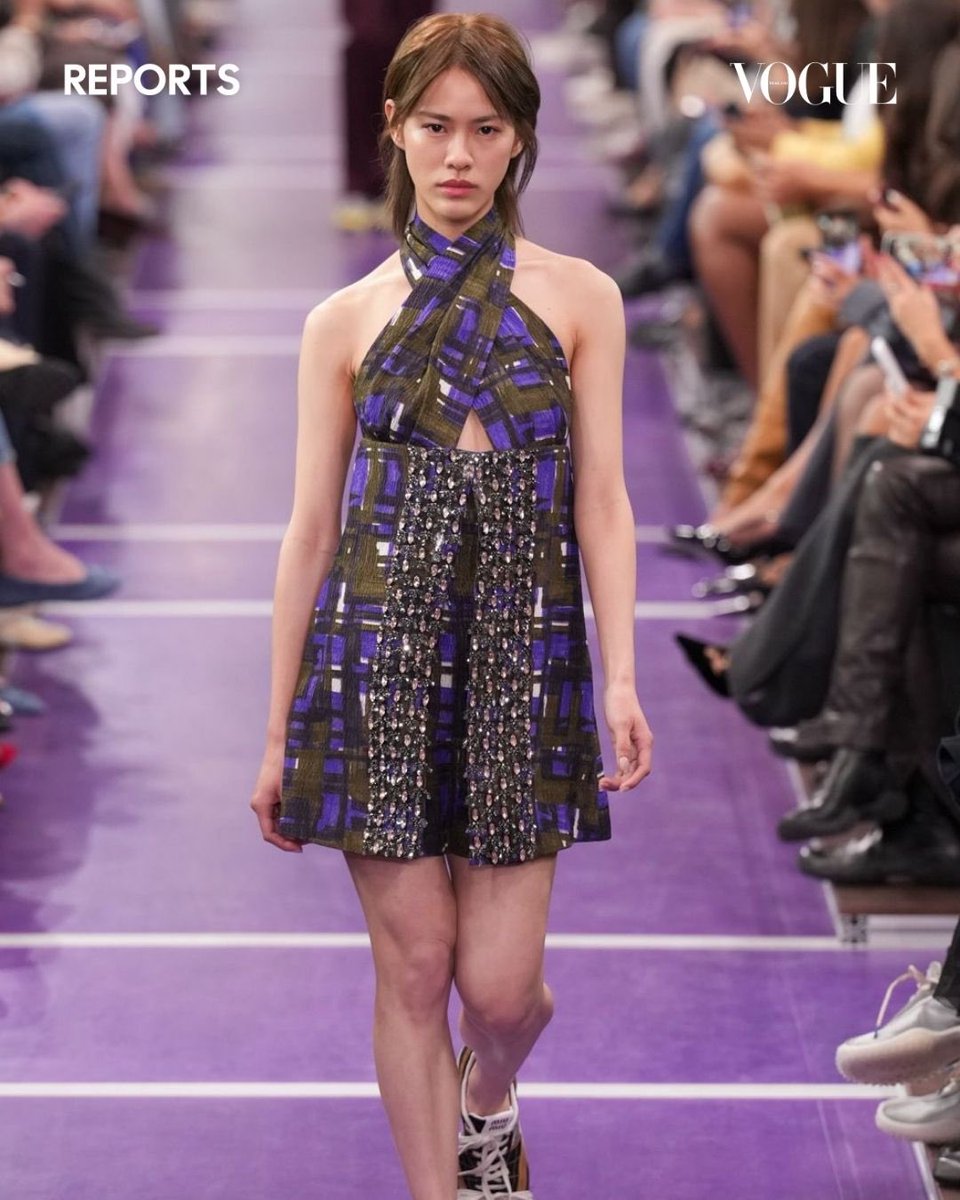 VogueThailand's tweet photo. #VogueFashionWeek เอมี่บนรันเวย์ปารีส! ‘เอมี่-ทสร’ @emiamily นักแสดงสาวไทยที่เคยบินลัดฟ้ามาร่วมชมโชว์ในฐานะแขกคนพิเศษของแบรนด์ Miu Miu @MIUMIUofficial ครั้งนี้เปลี่ยนบทบาทจากผู้ชมติดขอบรันเวย์สู่นางแบบ นำเสนอลุคชุดเดรสคล้องคอลายตารางสีเพนต์ เพิ่มเติมด้วยรายละเอียดงานปักประดับ จับคู่เข้ากับรองเท้าสนีกเกอร์ ถ่ายทอดกลิ่นอายความสนุกขี้เล่นปนความสปอร์ตตามแบบฉบับสาวมิวมิวได้อย่างน่าสนใจ #MiuMiu #MiuMiuSS27 #Emiamily

ภาพ: Vogue Runway