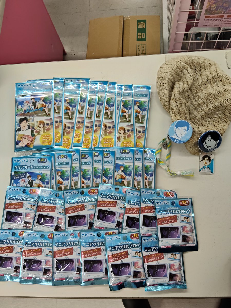 453zon's tweet photo. アオのハコオールナイト観た🟦
→その前に立川で仕事してた
→→観終わった後に立川へ始発とんぼ返り仕事💨

推し活とその元手稼ぎに飛ばし過ぎてヤバなってた🤣
〜休むイトマもないまま〜
⏫️寝る間も削る全力倒錯思考🫡

仕事終わりにはとっぷり暮れてて
2期リアタイはムリやったけど、尚さら先月のワールドプレミアム先行上映に行けた事にありがたや〜の精神🙏

▶️帰り電車中で昨夜仕事帰りに武蔵村山ダイソー＆GIGOでのお迎えグッズを思い返しニマニマ中😁

…ここ二日間は髪を梳くイトマもないまま通した説w
⏩️電車で微睡んでてまた寝ぐせ増やしそうだよ、ちーちゃん先輩😝
#アニハコ
#アオのハコ