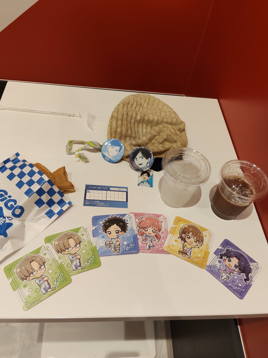 453zon's tweet photo. アオのハコオールナイト観た🟦
→その前に立川で仕事してた
→→観終わった後に立川へ始発とんぼ返り仕事💨

推し活とその元手稼ぎに飛ばし過ぎてヤバなってた🤣
〜休むイトマもないまま〜
⏫️寝る間も削る全力倒錯思考🫡

仕事終わりにはとっぷり暮れてて
2期リアタイはムリやったけど、尚さら先月のワールドプレミアム先行上映に行けた事にありがたや〜の精神🙏

▶️帰り電車中で昨夜仕事帰りに武蔵村山ダイソー＆GIGOでのお迎えグッズを思い返しニマニマ中😁

…ここ二日間は髪を梳くイトマもないまま通した説w
⏩️電車で微睡んでてまた寝ぐせ増やしそうだよ、ちーちゃん先輩😝
#アニハコ
#アオのハコ