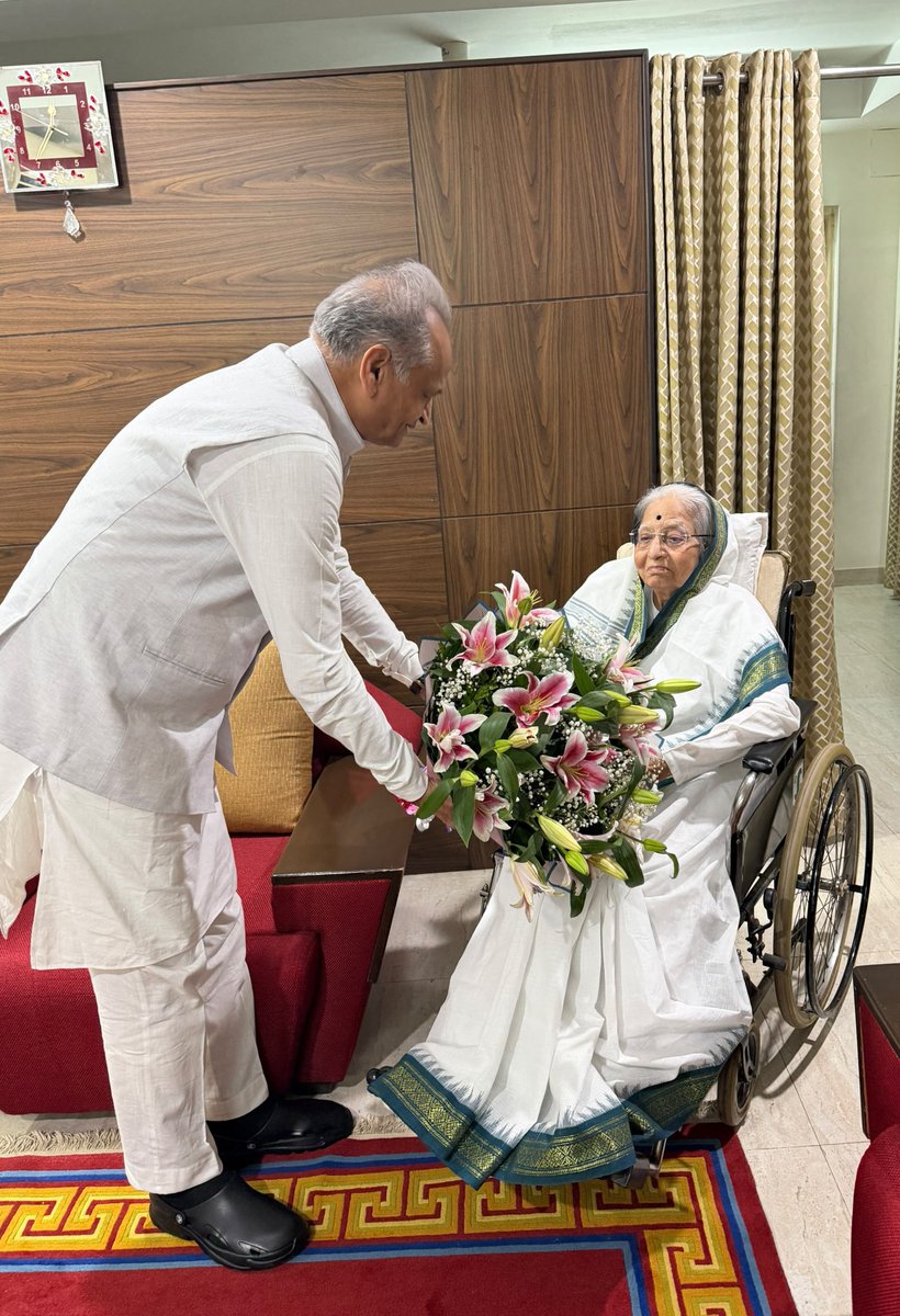 ashokgehlot51's tweet photo. भारत की पूर्व राष्ट्रपति श्रीमती प्रतिभा पाटिल जी से गत दिवस पुणे (महाराष्ट्र) में उनके आव��स पर शिष्टाचार भेंट हुई। राजस्थान की राज्यपाल रह चुकीं श्रीमती प्रतिभा पाटिल जी से मुलाकात कर मन प्रसन्न हुआ। ईश्वर से उनके उत्तम स्वास्थ्य एवं दीर्घायु की कामना करता हूं। https://t.co/XICfIurxoa