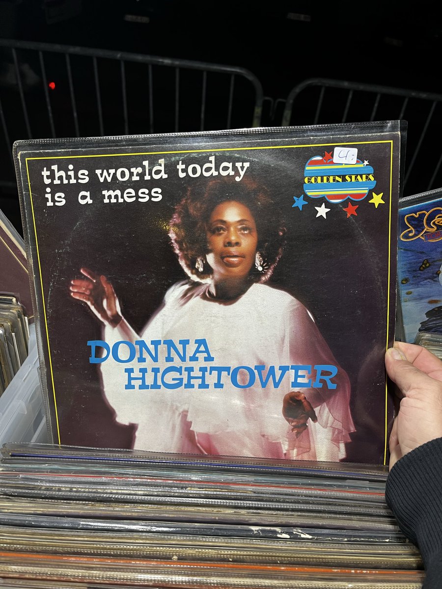 jvhaute's tweet photo. LP uit 1975. De titel kan vandaag perfect opnieuw op een plaat. #rommelmarkt #eeklo https://t.co/lHtY8iSP2L