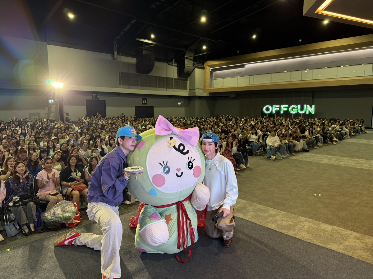 GmmtvShop's tweet photo. ออฟ - กัน และ BABII ขอบคุณทุกคนที่มาบันทึกความทรงจำอันแสนพิเศษกันวันนี้นะครับ สุขสันต์วันเกิดดาด้า เซอไพรส์จากบี๋และป่าปี๊ หวังว่าทุกคนจะมีความสุข ไว้มาเจอกันอีกนะ วันนี้กลับบ้านกันดีๆครับ

@off_tumcial @AtthaphanP
@BABII_GMMTV 

#GMMTVFANIVAL2026HappyFamilyxOG
#GMMTV https://t.co/I29Fh4C45A