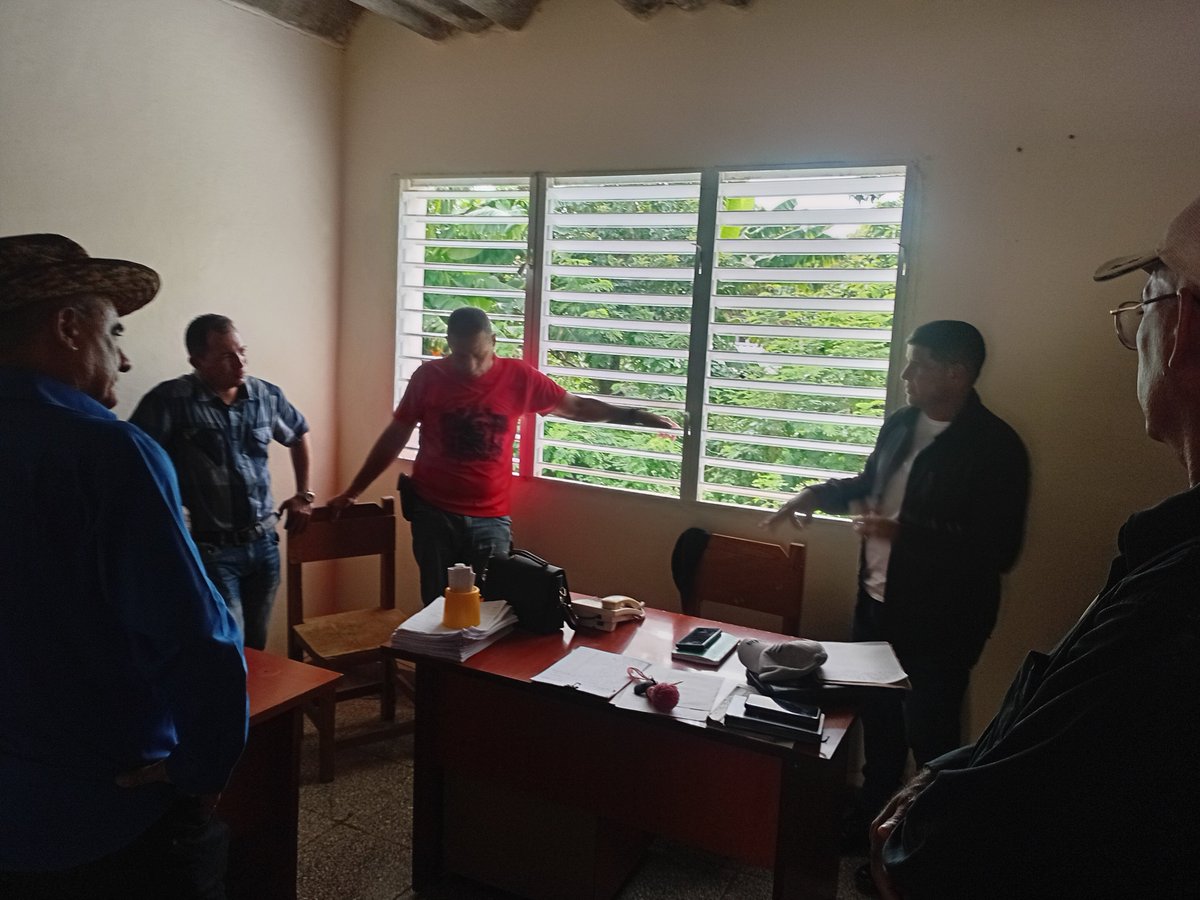 AgroAbttLT's tweet photo. Se reune la dirección de la empresa abttlastunas con las autoridades del municipio Colombia, tema Campaña tabacalera 26-27 y transformaciones para incrementar la producción del municipio. 
#NuestraFortalezaEsLaHerencia
#SiSePuede
#AbttLasTunas https://t.co/3GxczHbDGP