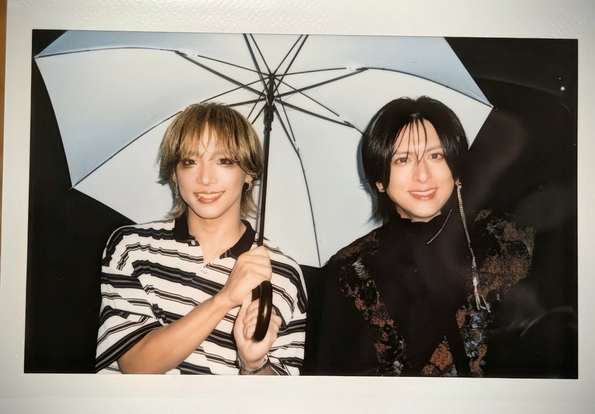 FEST_HIRO's tweet photo. 16th Anniversary Live Tour『Season of Birth』~I'LL Birthday 1~🍑I'LL少し早いけどおめでとう🥳㊗️
これが噂の相合傘ワイドチェキ📸☂️
岡山2日目もよろしゅう🫰 https://t.co/QmpfKsi5AW