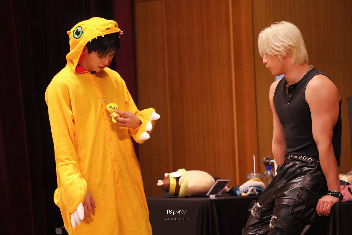 DoSeoh_726's tweet photo. Geonhak with Agumon 🤭

♡🐥🐿️♡ #도섷 #Leedo #Seoho https://t.co/zYrNp8QyfV