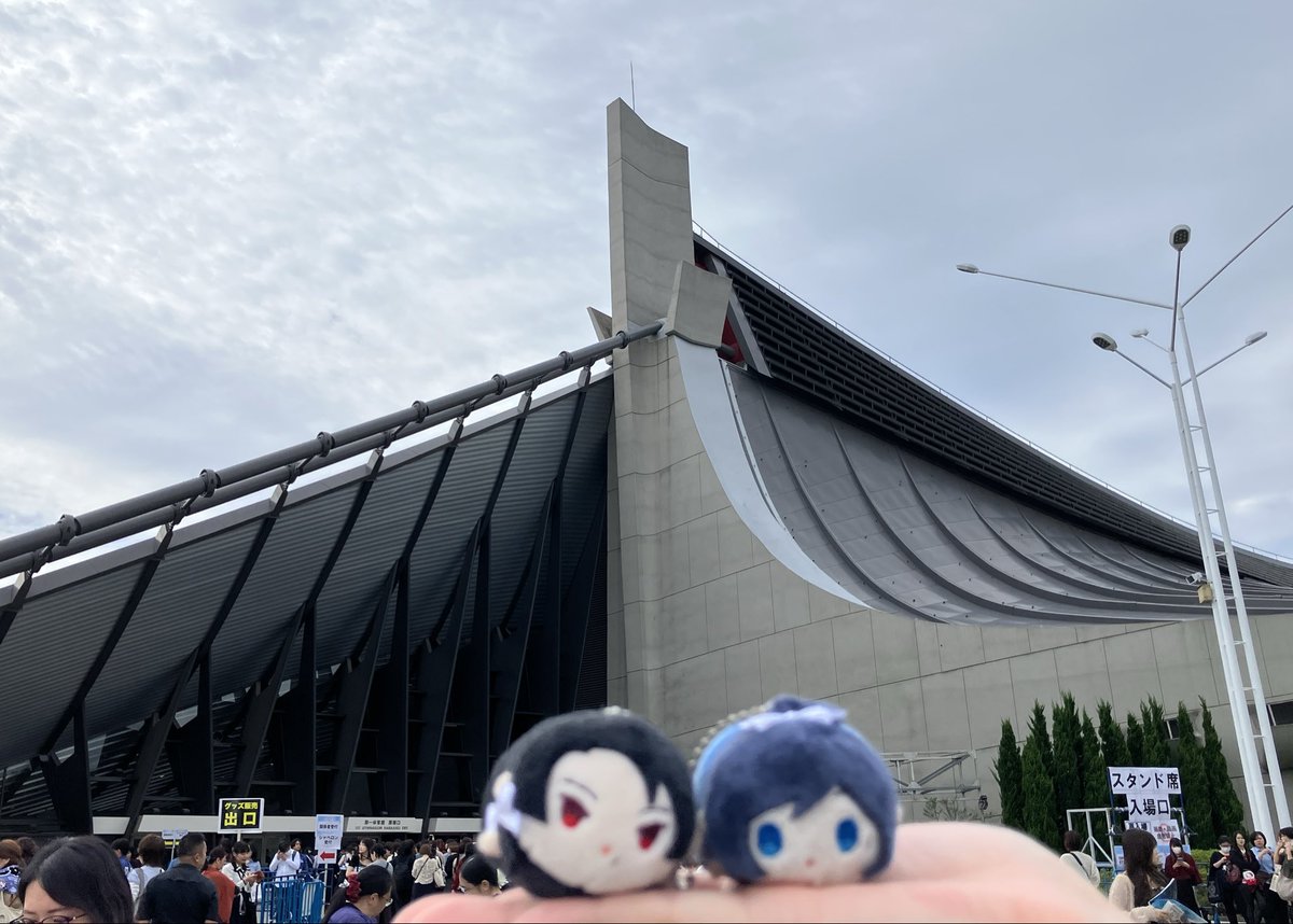 naasan_0's tweet photo. 刀ブレ観てきたよー。圧巻のパフォーマンスにワクワクしたり、シナリオに感極まって目頭が熱くなったり、とにかく色々すごかった（語彙力ZERO）。楽しかったのでまたの機会を期待！
あと写真下手&amp;スマホの画質の悪さにここまで悔しさを感じた日はない〜。
アフターで食べたパフェの写真も添えて。 https://t.co/JYIj9WHOJt