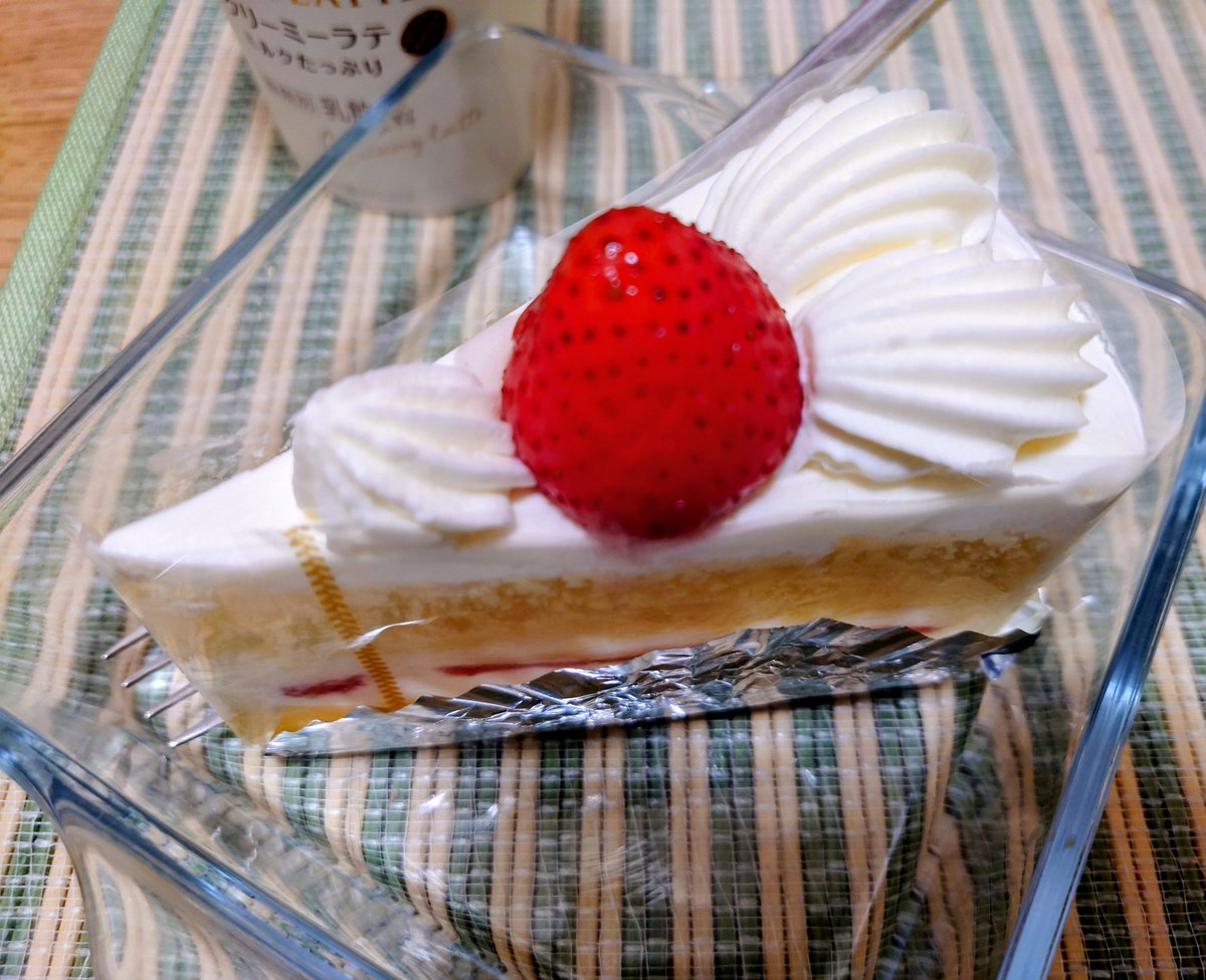 sekihiro141's tweet photo. 仕事終わりに地元でケーキ買った。
誕生日ケーキは定番のいちごショートでしょ！！
仕事から帰ってあまりにも空腹だったので浜恋というチーズケーキパクリ。めちゃ濃厚でした。

いったいケーキいくつ食べるのって言う疑問はもたないでください←
今日は特別で明日からまた運動頑張る🤟 https://t.co/ku8I2WfKBa