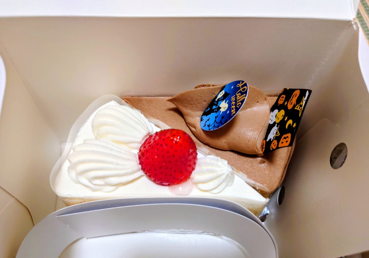 sekihiro141's tweet photo. 仕事終わりに地元でケーキ買った。
誕生日ケーキは定番のいちごショートでしょ！！
仕事から帰ってあまりにも空腹だったので浜恋というチーズケーキパクリ。めちゃ濃厚でした。

いったいケーキいくつ食べるのって言う疑問はもたないでください←
今日は特別で明日からまた運動頑張る🤟 https://t.co/ku8I2WfKBa