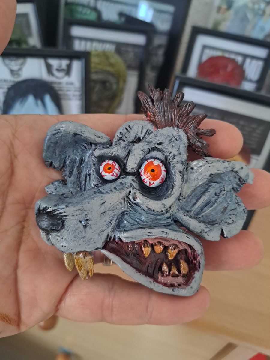 Piterxus's tweet photo. Hacía tiempo que no creaba ninguna criatura. 
Ayer que tuve un rato hice esta rata punk.
Nótese que puede clavársele un tornillo u objeto al gusto.
No he encontrado un clavo oxidado, que es lo que quería.

#punk #rata #rat https://t.co/IhRRF5ZkF5