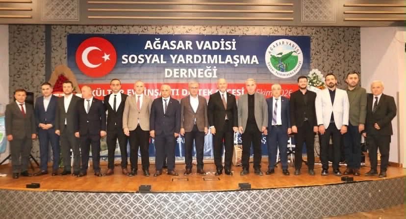 bayram_mustafa's tweet photo. Trabzon Şalpazarı Ağasar Vadisi Sosyal Yardımlaşma Derneği’nin düzenlediği yardım gecesine; önceki dönem İçişleri Bakanımız, İstanbul Milletvekilimiz Sayın Süleyman Soylu, Ulaştırma ve Altyapı Bakan Yardımcımız Sayın Osman Boyraz, önceki dönem Üsküdar Belediye Başkanımız ve MKYK Üyemiz Sayın Hilmi Türkmen, önceki dönem Meclis Başkan Vekilimiz Sayın Haşim İskender, İlçe Gençlik Kolları Başkanımız Sayın Mustafa Kaya ile birlikte katılım sağladık.

Dernek Başkanımız Sayın Mustafa Demir ve kıymetli ekibinin, Ağasar Vadisi için ortaya koyduğu gayrete ve dernek faaliyetleri için sarf ettikleri emeğe yakından şahidiz. Kendilerine emekleri ve gayretleri için teşekkür ediyor, Rabbimden çalışmalarında kolaylık ve muvaffakiyet diliyoruz.