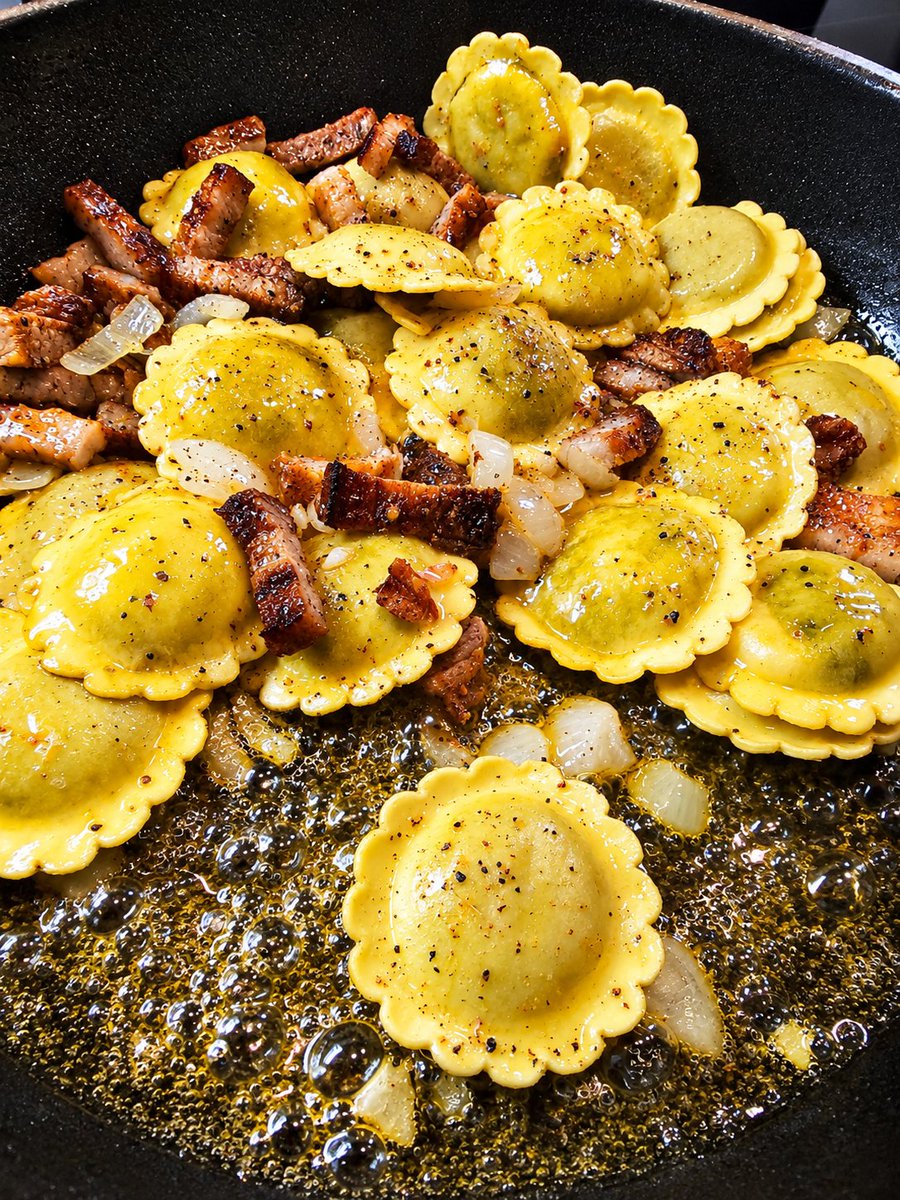 swallowalls's tweet photo. Steinpilzmedaglioni mit Bauchspeck und Zwiebeln sn  Burro e Salvia Soße https://t.co/O5hhhqoGpW