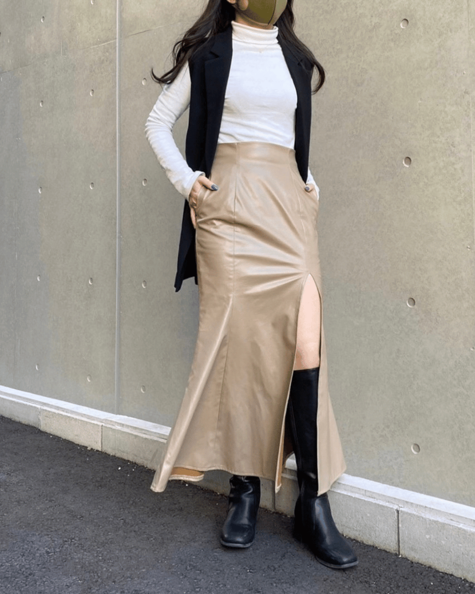 puchicari_jp's tweet photo. 145cm店長が選ぶ小柄服

👗美シルエット大人のマーメイドスカート（フェイクレザー）
🍀Brand : staple_nano
📏モデル身長151cm
✂お直し可（裾直し）

いつものきれいめコーデに、少しだけ辛さを加えたい日に。
フェイクレザーの存在感と、女性らしいマーメイドラインを楽しめるスカートです。

腰まわりはすっきりと、裾に向かって緩やかに広がるシルエット。
深めのスリットが足元に抜け感をつくり、ロング丈でも重たくなりすぎない印象に仕上がります。

コンパクトなニットと合わせてきれいめに。
ブラウスやジャケットで少し���ャープに。
ゆったりニットなら、力を抜いた大人のカジュアルにも。

甘さだけでも、辛さだけでもない。
大人の女性らしさを楽しみたい日に選びたい一着です。

商品詳細はこちら
https://t.co/mONslfHuCM

#プチキャリ #小柄女性 #低身長ファッション #145cmコーデ #150cmコーデ #マーメイドスカート #フェイクレザー #大人コーデ