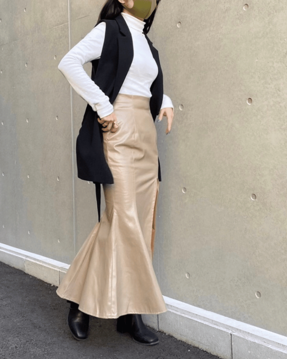 puchicari_jp's tweet photo. 145cm店長が選ぶ小柄服

👗美シルエット大人のマーメイドスカート（フェイクレザー）
🍀Brand : staple_nano
📏モデル身長151cm
✂お直し可（裾直し）

いつものきれいめコーデに、少しだけ辛さを加えたい日に。
フェイクレザーの存在感と、女性らしいマーメイドラインを楽しめるスカートです。

腰まわりはすっきりと、裾に向かって緩やかに広がるシルエット。
深めのスリットが足元に抜け感をつくり、ロング丈でも重たくなりすぎない印象に仕上がります。

コンパクトなニットと合わせてきれいめに。
ブラウスやジャケットで少し���ャープに。
ゆったりニットなら、力を抜いた大人のカジュアルにも。

甘さだけでも、辛さだけでもない。
大人の女性らしさを楽しみたい日に選びたい一着です。

商品詳細はこちら
https://t.co/mONslfHuCM

#プチキャリ #小柄女性 #低身長ファッション #145cmコーデ #150cmコーデ #マーメイドスカート #フェイクレザー #大人コーデ