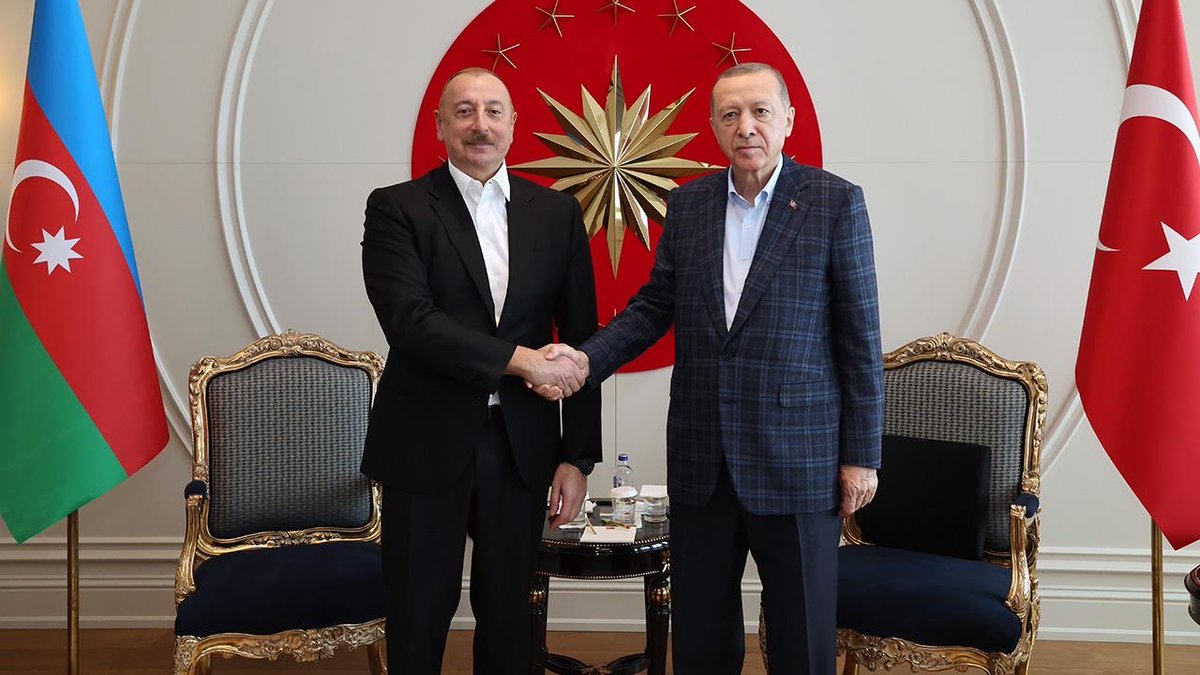 tcdefence's tweet photo. 🗣️Azerbaycan — AĞ Partisi Genel Başkan Yardımcısı Kamran Memmedli'den Aliyev'e:

“İşinize geldiğinde "bir millet, iki devlet", hoşunuza gitmeyen bir eleştiri duyduğunuzda ise "bağımsız ülkeyiz, karışmayın" mı?

"Hiç kimse bizim iç işimize karışamaz" argümanını bugün ileri süren bazı politikacılar, siyasetçiler, aslında ciddi bir yanlışlığa yol veriyor.

Çünkü bu mantıkla gidersek, yarın Türkiye Ermenistan'la bütün ilişkilerini en yüksek seviyeye çıkarsa, Erivan'a silah satsa, anti-Azerbaycan tavrı takınsa, o zaman hiç kimsenin sesini çıkarmaya hakkı kalmayacak.

Çünkü bu da Türkiye'nin "kendi iç işi" olacak, öyle değil mi?

Ve daha düne kadar Türkiye seçimlerini sabahtan akşama kadar televizyon ekranlarında tartışan, Erdoğan-CHP kavgasında canla başla taraf tutup komşu devletin her adımını denetleyen siz değil miydiniz?”