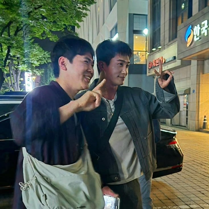 jiwonkimx's tweet photo. Mau jajan nasi goreng tapi jajannya sama aktor terkenal, jadinya nungguin @hyugsikk oppa foto bareng fans-fans nya dulu 😣 https://t.co/fYaod8LCEv