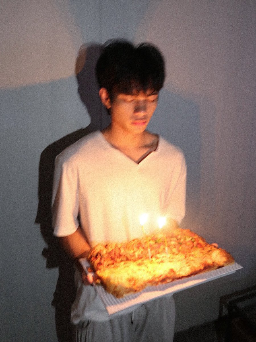 seenbynoel's tweet photo. happiest birthday to our dd!! 🥳 https://t.co/T13IiVN09n