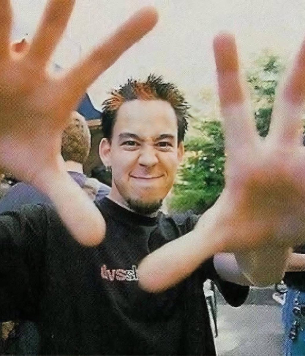 Yankeedft's tweet photo. Why was everyone in the early 2000s doing this?? https://t.co/ozBK1uzvxm