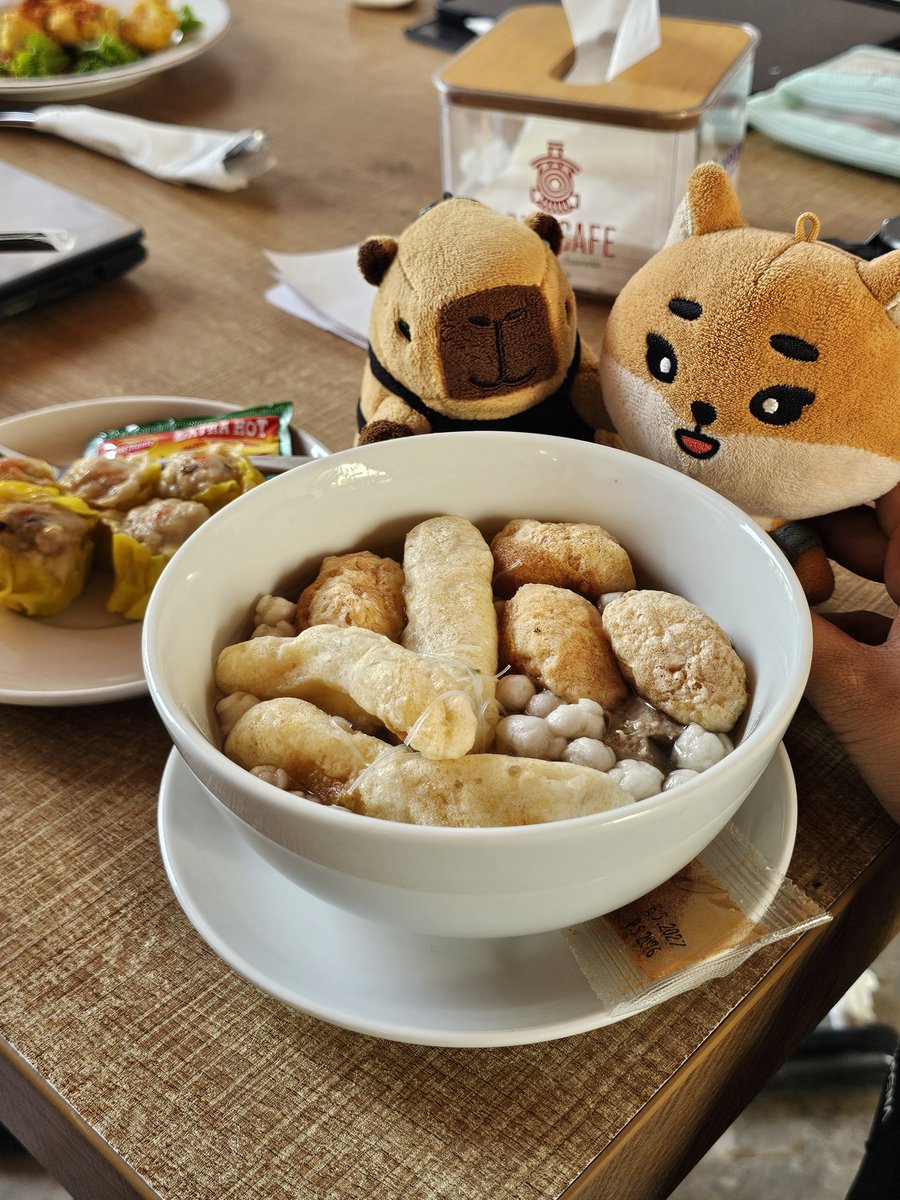 kkumiharu's tweet photo. Kkekuma diajak makan cuanki, soto seger kota lama, ayam goreng sop daging pak supar, lunpia... hepi2 bgt 🤭 https://t.co/7kYqvAbXaX