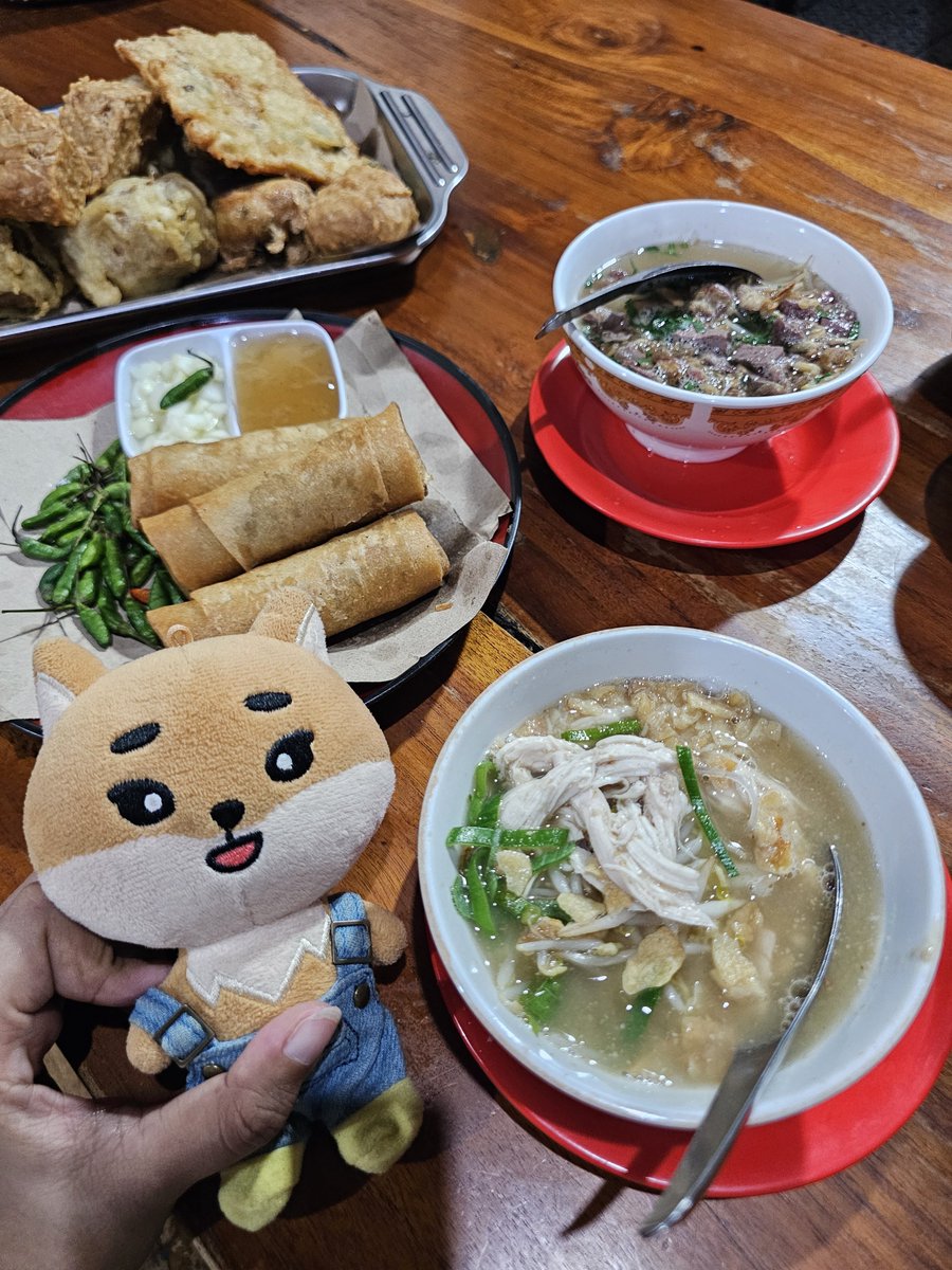 kkumiharu's tweet photo. Kkekuma diajak makan cuanki, soto seger kota lama, ayam goreng sop daging pak supar, lunpia... hepi2 bgt 🤭 https://t.co/7kYqvAbXaX