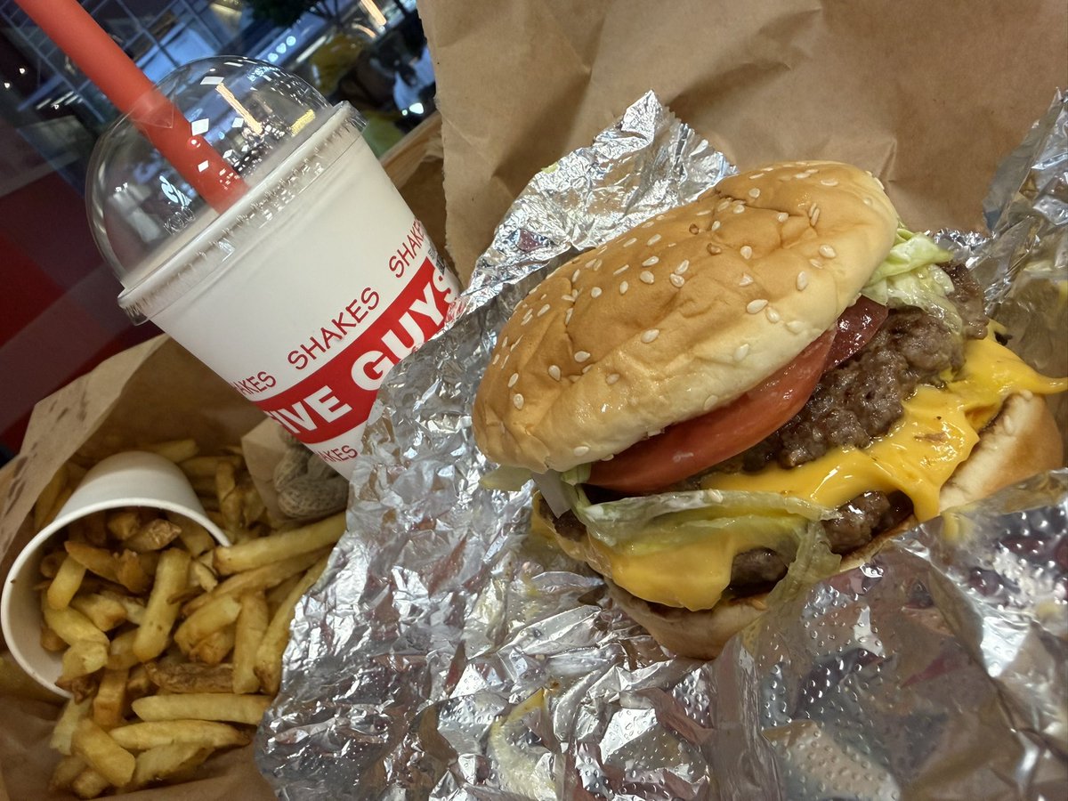 TRISKELE_HOBBY's tweet photo. そして今夜もFIVE GUYS  BURGER... 🍔

仮面アメリカさんの仰る通りチーズバーガーうっま... （ビーフパティはダブルが標準（中国だけかな

https://t.co/dDLJht7Ew7

#TRISKELE_HOBBY
#ファンタジーフィギュアで遊ぼう
#上海WF
#上海WF2026
#上海WonderFestival
#上海WonderFestival2026 https://t.co/whqshZuF3x