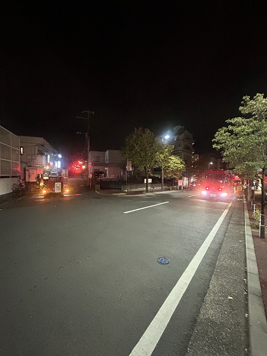 yasupiro37's tweet photo. 市ヶ尾駅周辺で、消防車が8台ぐらい🚒 https://t.co/RDeyqm1gNV