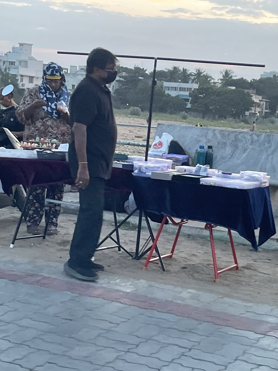 D14dh's tweet photo. Unauthorized street vendors and pop-up stalls are heavily encroaching on parking spaces and pedestrian areas along Beach Road, causing major traffic bottlenecks and chaos. GCC needs to take immediate action to clear these obstructions. @chennaicorp location: Palavakkam beach https://t.co/Qo9AYrtbE1