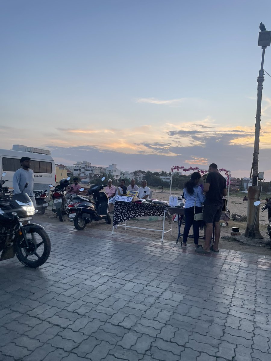 D14dh's tweet photo. Unauthorized street vendors and pop-up stalls are heavily encroaching on parking spaces and pedestrian areas along Beach Road, causing major traffic bottlenecks and chaos. GCC needs to take immediate action to clear these obstructions. @chennaicorp location: Palavakkam beach https://t.co/Qo9AYrtbE1