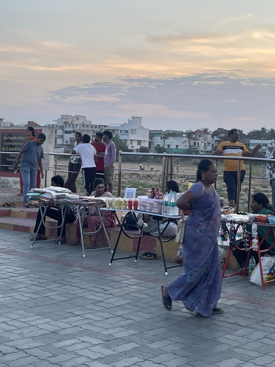 D14dh's tweet photo. Unauthorized street vendors and pop-up stalls are heavily encroaching on parking spaces and pedestrian areas along Beach Road, causing major traffic bottlenecks and chaos. GCC needs to take immediate action to clear these obstructions. @chennaicorp location: Palavakkam beach https://t.co/Qo9AYrtbE1