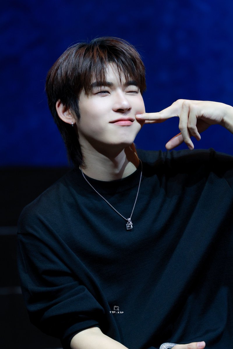 TTP_zip's tweet photo. 𖤐ˊ˗ 261004

วันนี้คนเยอะมากจนรู้สึกว่า hi-bye แต่ละคนมีเวลาแค่ 0.2 วิเอง แต่ตี๋ป๋อทำทุกท่าที่แฟนๆ อยากถ่ายเลย น้องๆ ตั้งใจทำเต็มที่จริงๆ จะไม่รักได้ยังไง (อยากถ่ายปิ๊ปด้วย แต่โดนบัง ㅠㅠ เสียดายย) น้ารักอาาาาาา 

#ตี๋ตี๋ป๋อ #teeteepor 
#TTPfmMacau2026 https://t.co/zlvjgdvFPg