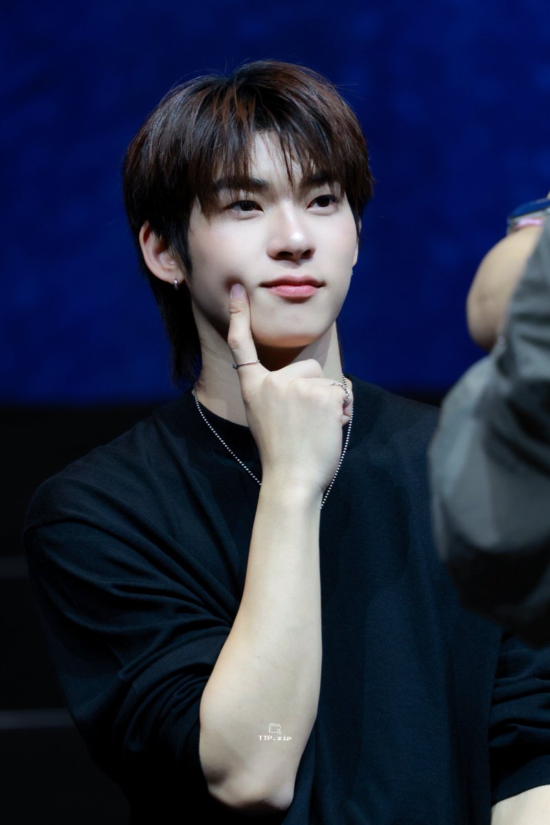 TTP_zip's tweet photo. 𖤐ˊ˗ 261004

วันนี้คนเยอะมากจนรู้สึกว่า hi-bye แต่ละคนมีเวลาแค่ 0.2 วิเอง แต่ตี๋ป๋อทำทุกท่าที่แฟนๆ อยากถ่ายเลย น้องๆ ตั้งใจทำเต็มที่จริงๆ จะไม่รักได้ยังไง (อยากถ่ายปิ๊ปด้วย แต่โดนบัง ㅠㅠ เสียดายย) น้ารักอาาาาาา 

#ตี๋ตี๋ป๋อ #teeteepor 
#TTPfmMacau2026 https://t.co/zlvjgdvFPg
