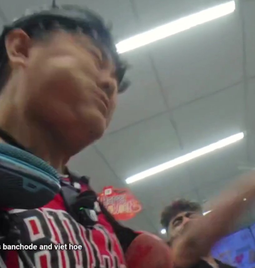 PicturesFoIder's tweet photo. Kick streamer JohnWhatsGoingOn slapped by two Indian men in Vietnam over alleged racial harassment https://t.co/wPwixY4jvm