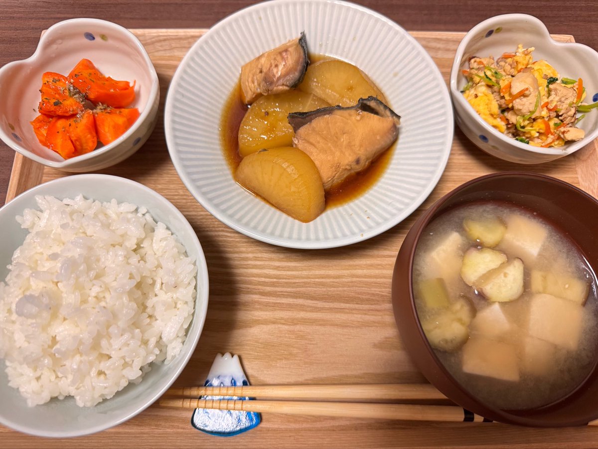 meariii110712's tweet photo. 10月4日

ぶりが特売だったからぶり大根にしました🐟

ちまたでバズっているにんじん🥕まるごとチンとどうしても食べたくなった炒り豆腐！ https://t.co/ZdOHDs58fT