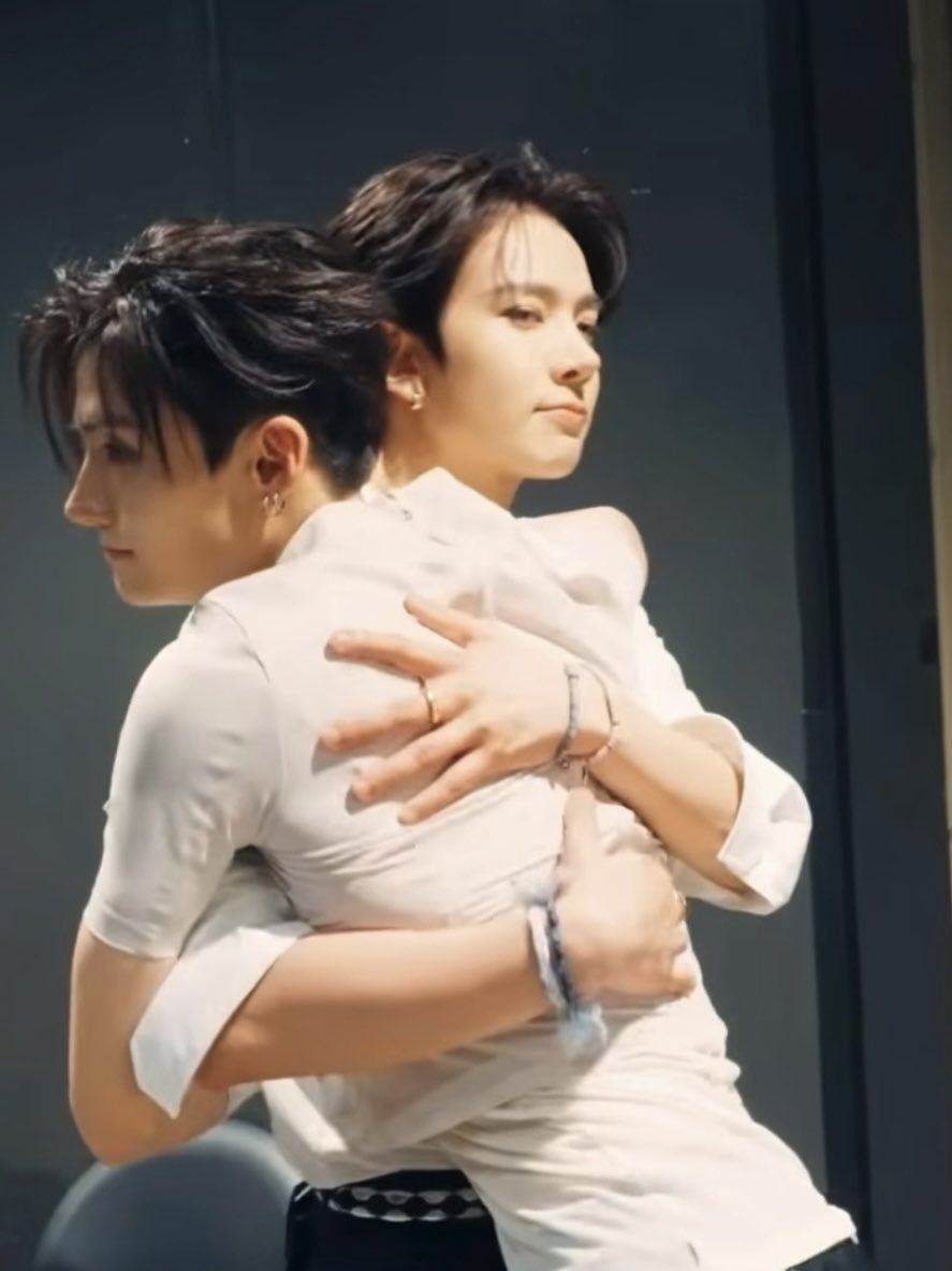 wonyangiful's tweet photo. sangwon looks so small in heeseung’s arms oh my godddd https://t.co/4VJL7azfu7