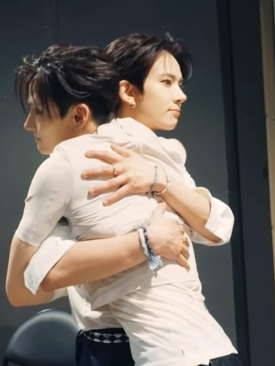 wonyangiful's tweet photo. sangwon looks so small in heeseung’s arms oh my godddd https://t.co/4VJL7azfu7