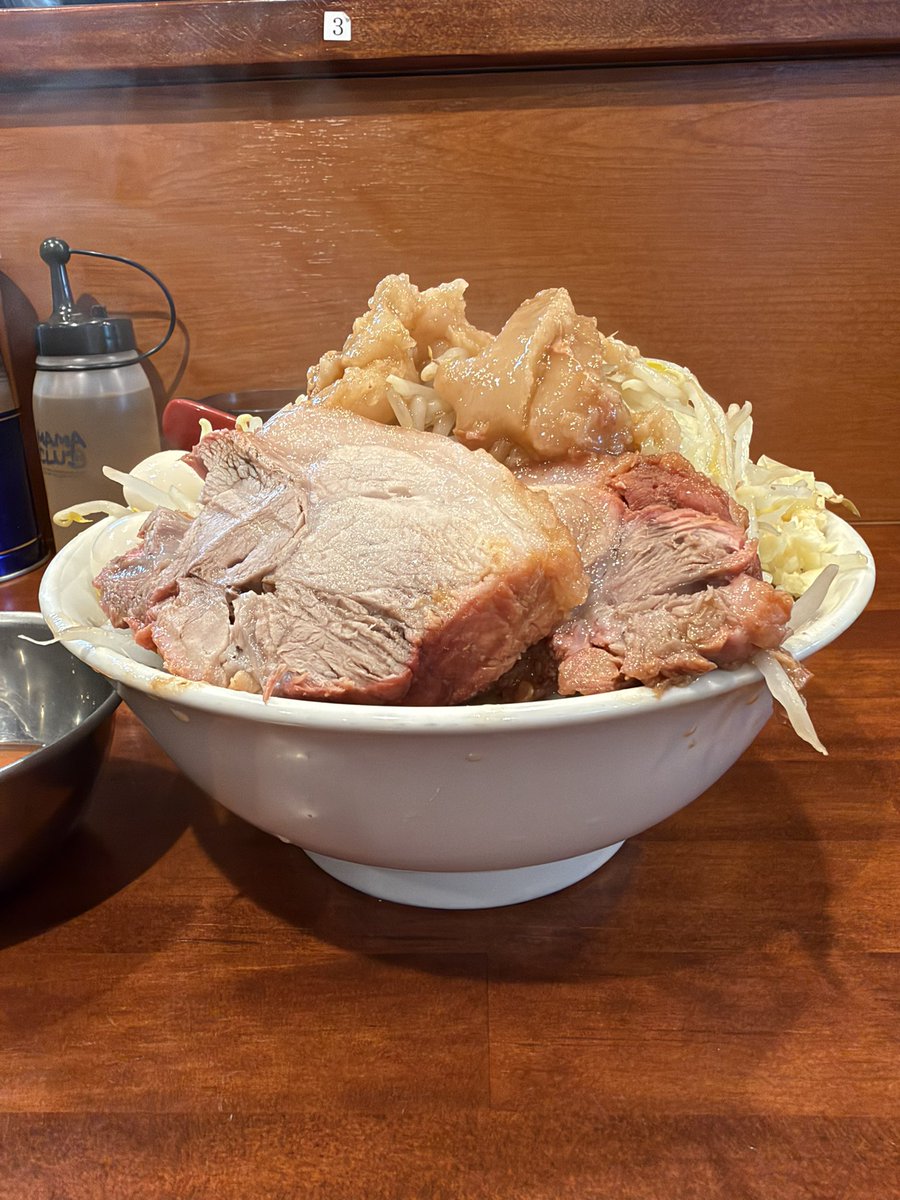 nao__919's tweet photo. 自家製麺まる太🍜武蔵小金井

ラーメン ﾆﾝﾆｸﾔｻｲｱﾌﾞﾗ
生卵
うずら
ブラックアブラ

今日は以前から気になってたコチラに初訪♬
ゴワゴワワシワシの自家製麺がめちゃウマ🤤
スープの寸胴で煮た野菜も美味しい🤭
豚はトロける柔らかさで最&amp;高✨
めちゃくちゃ美味しかった〜！
ご馳走様でした🙏 https://t.co/XsXFz2fxcd
