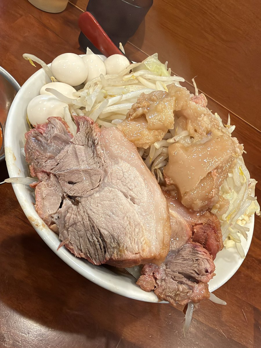 nao__919's tweet photo. 自家製麺まる太🍜武蔵小金井

ラーメン ﾆﾝﾆｸﾔｻｲｱﾌﾞﾗ
生卵
うずら
ブラックアブラ

今日は以前から気になってたコチラに初訪♬
ゴワゴワワシワシの自家製麺がめちゃウマ🤤
スープの寸胴で煮た野菜も美味しい🤭
豚はトロける柔らかさで最&amp;高✨
めちゃくちゃ美味しかった〜！
ご馳走様でした🙏 https://t.co/XsXFz2fxcd