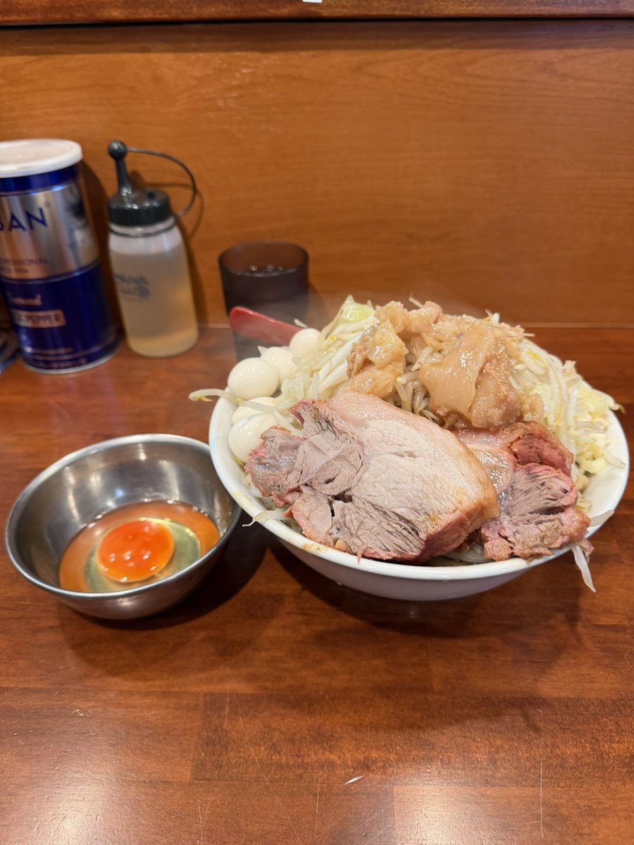 nao__919's tweet photo. 自家製麺まる太🍜武蔵小金井

ラーメン ﾆﾝﾆｸﾔｻｲｱﾌﾞﾗ
生卵
うずら
ブラックアブラ

今日は以前から気になってたコチラに初訪♬
ゴワゴワワシワシの自家製麺がめちゃウマ🤤
スープの寸胴で煮た野菜も美味しい🤭
豚はトロける柔らかさで最&amp;高✨
めちゃくちゃ美味しかった〜！
ご馳走様でした🙏 https://t.co/XsXFz2fxcd