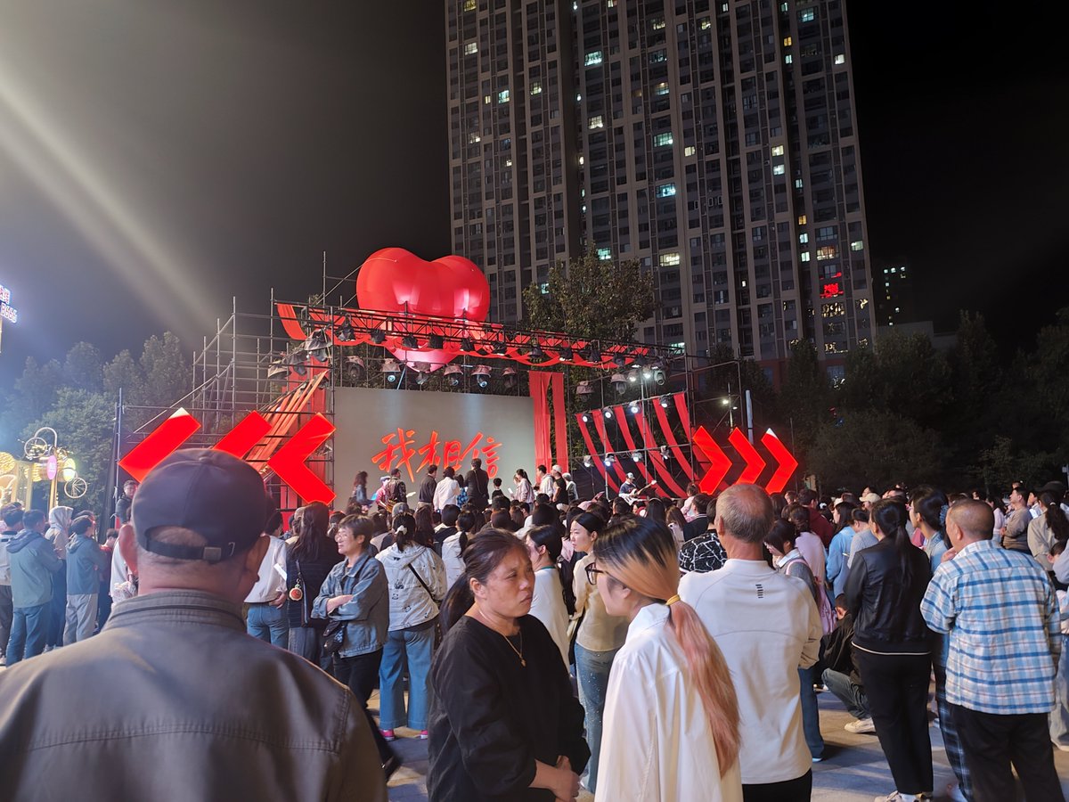 cinderduckling's tweet photo. 今天晚上广场这儿有乐队在唱歌，没听过他们的专辑，来凑个热闹，架子鼓手挺��� https://t.co/STHV1beerA