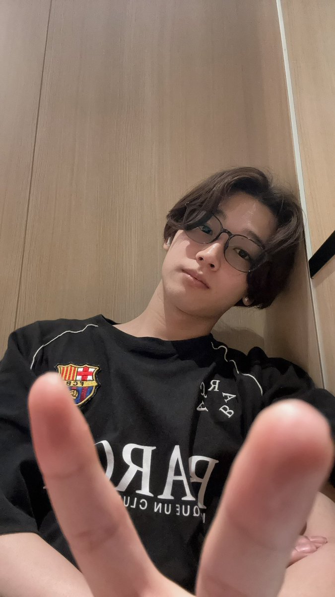nvln_keito's tweet photo. 今日もチラシを受け取ってくれてありがとう‼️
チラシを受け取ってくれた人も既に貰った人も本当にセンスがいい！💚

P.S.今日でセンター分けは見納めです https://t.co/rRjBqGZ9r5
