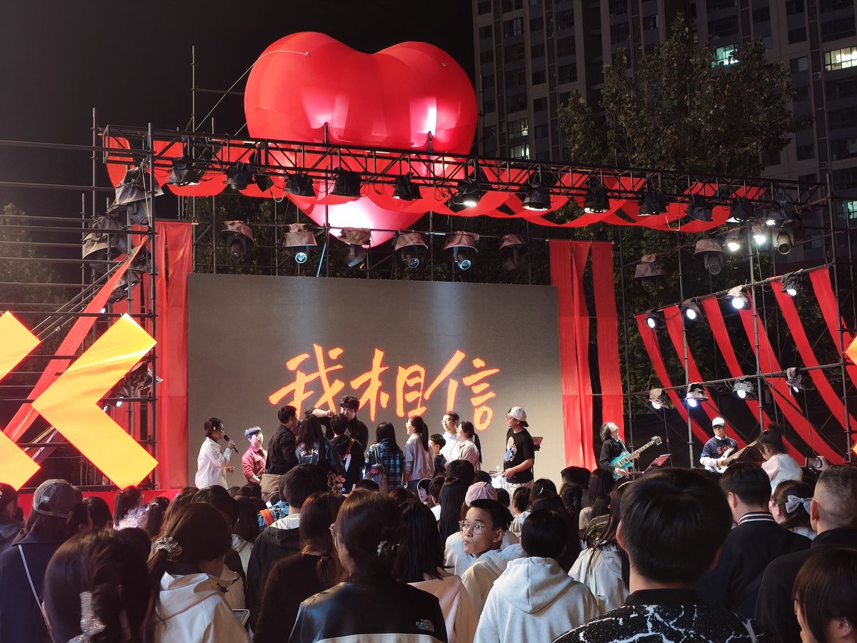 cinderduckling's tweet photo. 今天晚上广场这儿有乐队在唱歌，没听过他们的专辑，来凑个热闹，架子鼓手挺��� https://t.co/STHV1beerA