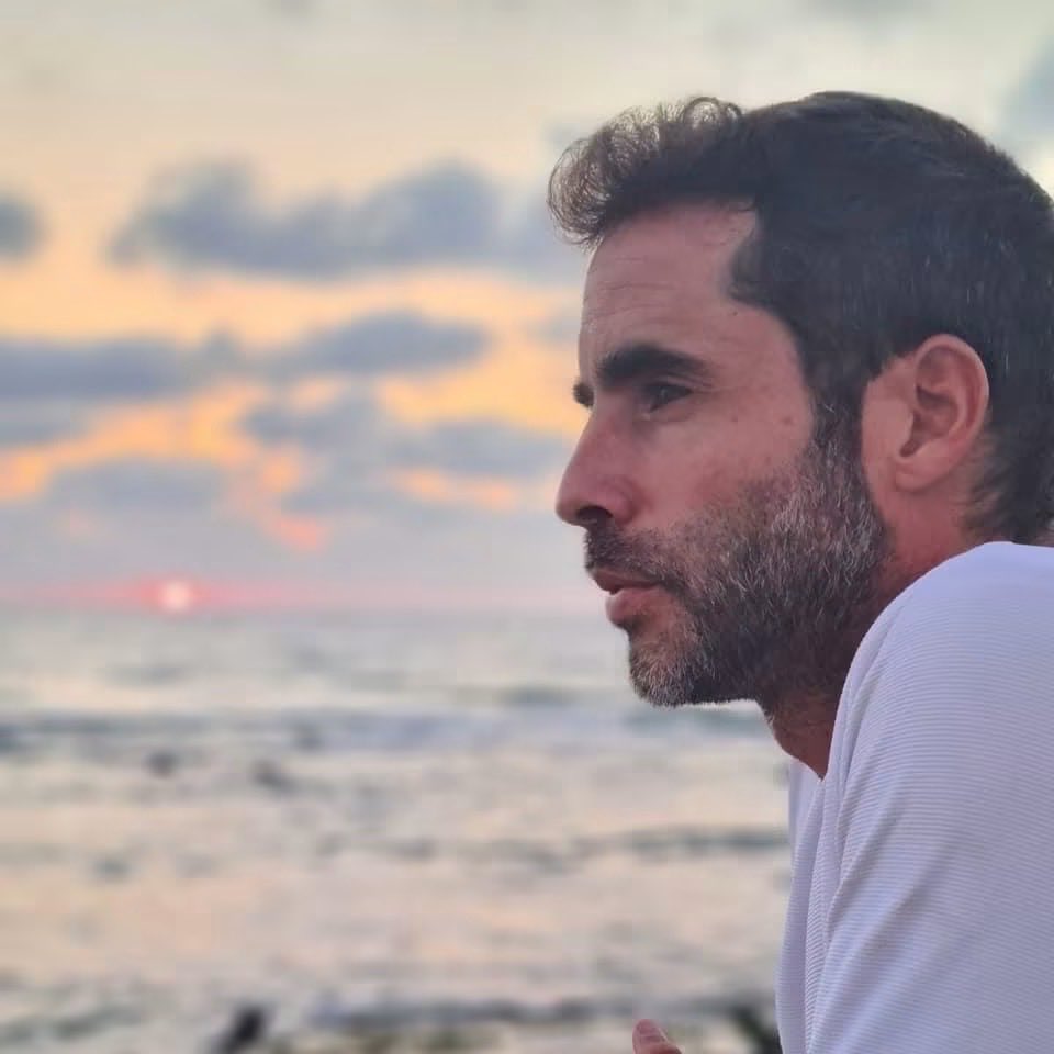 DovLipman's tweet photo. THIS. IS. ISRAEL. 
Meet Assaf. 
One of the heroes of flydubai flight 1073. 
He posted this picture and the following message on Facebook last night:
“I don’t usually tend to write on social media, but today I felt something burning inside me that I had to share…
Continued - https://t.co/7N429DmeG7
