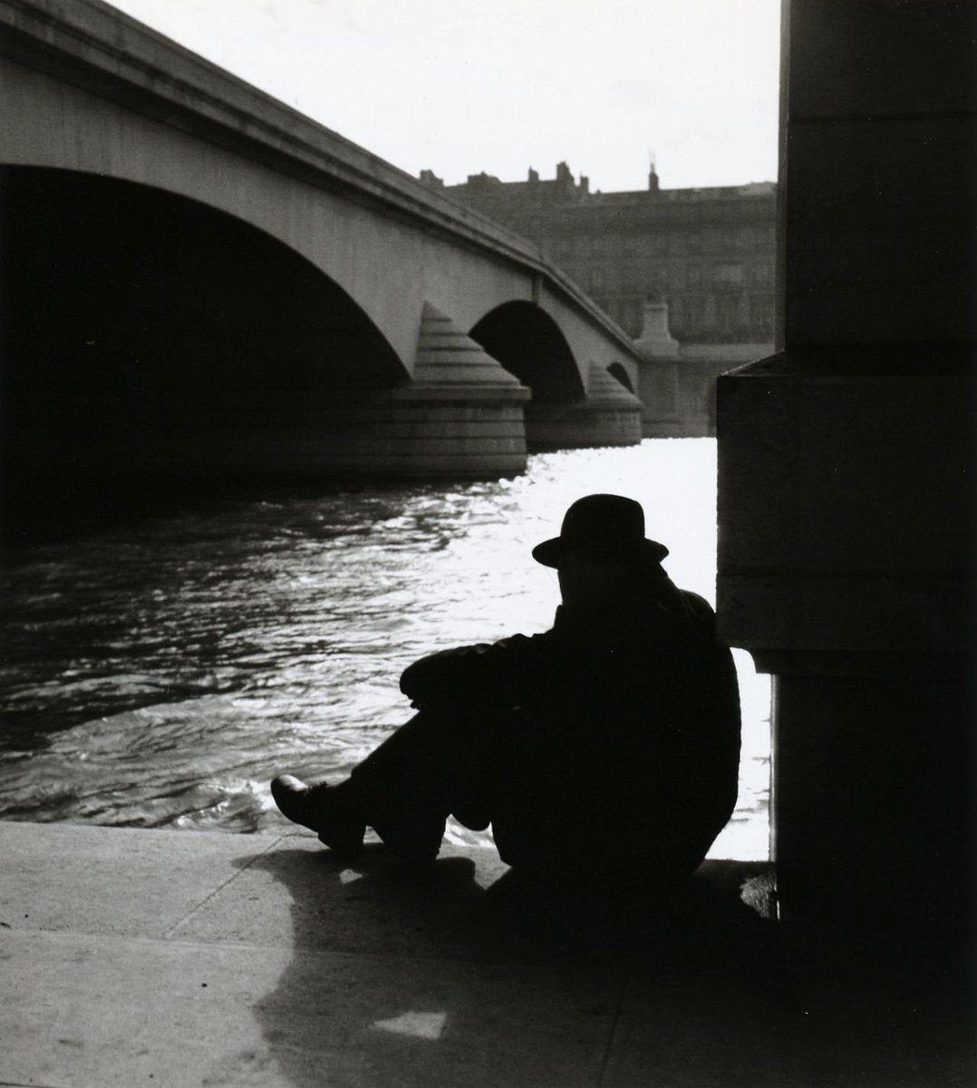 ParisAMDParis's tweet photo. 📸 Édouard Boubat.
Silhouette d'homme sur les berges de la Seine 
1962. Paris https://t.co/gmWgh9jkbs