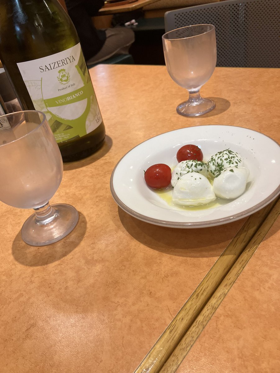 Empty_wolf's tweet photo. ワイナリー行って
練習して
ホテルに泊まって
サイゼ行って
二人でマグナム開けて
たのしかた〜 https://t.co/GZvatYtMhu