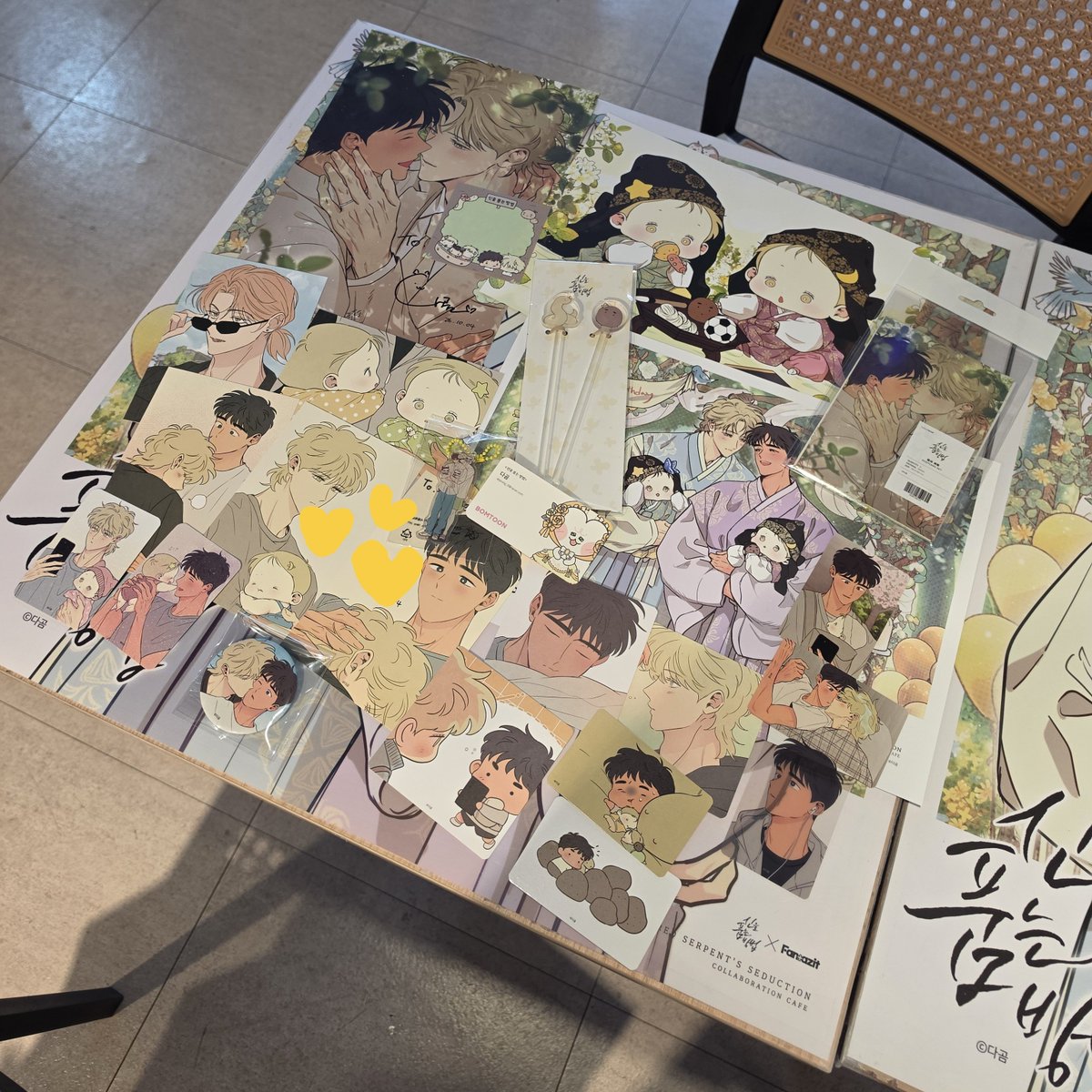 santomoom's tweet photo. 천사같은 분들의 도움으로 만들어진 굿즈테이블
작가님께 말씀드리니까 오늘 날짜도 딱 1004인거 아시냐면서😆 신품법 팬들 진짜 다 천사야
갈까말까 고민하다 방문한 판타지트에서 정말 행복한 추억 남겼습니다 행복한 하루로 기억될 261004♡♡
#신품법 #신을품는방법 #판타지트 #콜라보카페 @dagom_ https://t.co/MGx66qDmW8